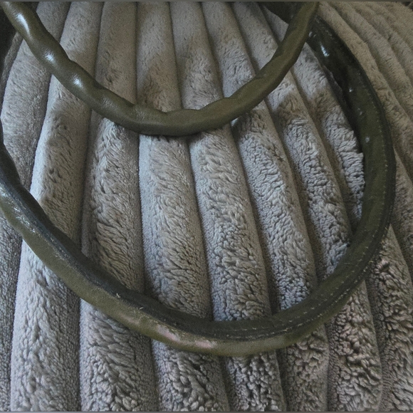 Elegant Olive Green Leather Tote Bag - Picture 3 of 12